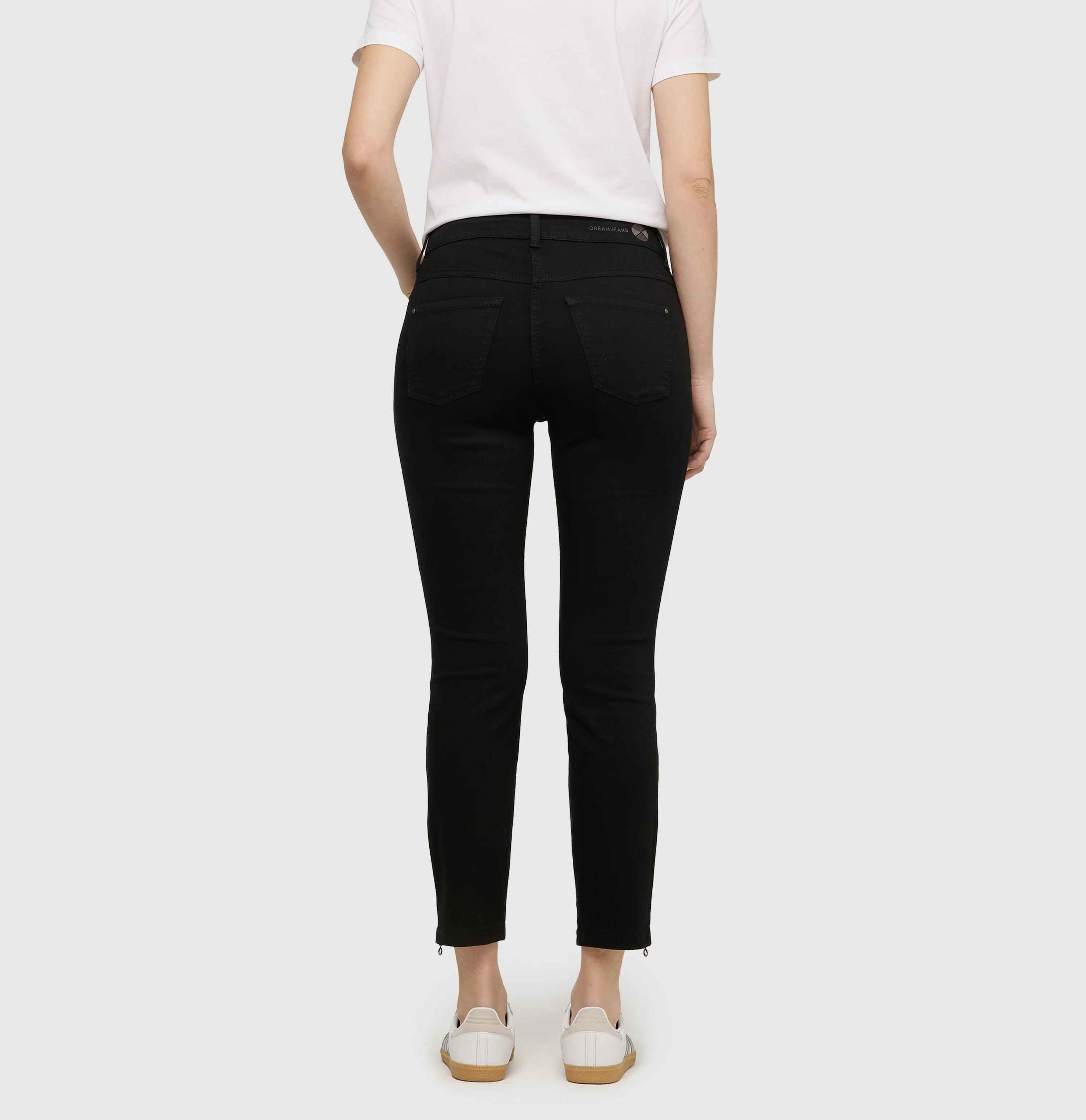 DREAM CHIC - Image 2