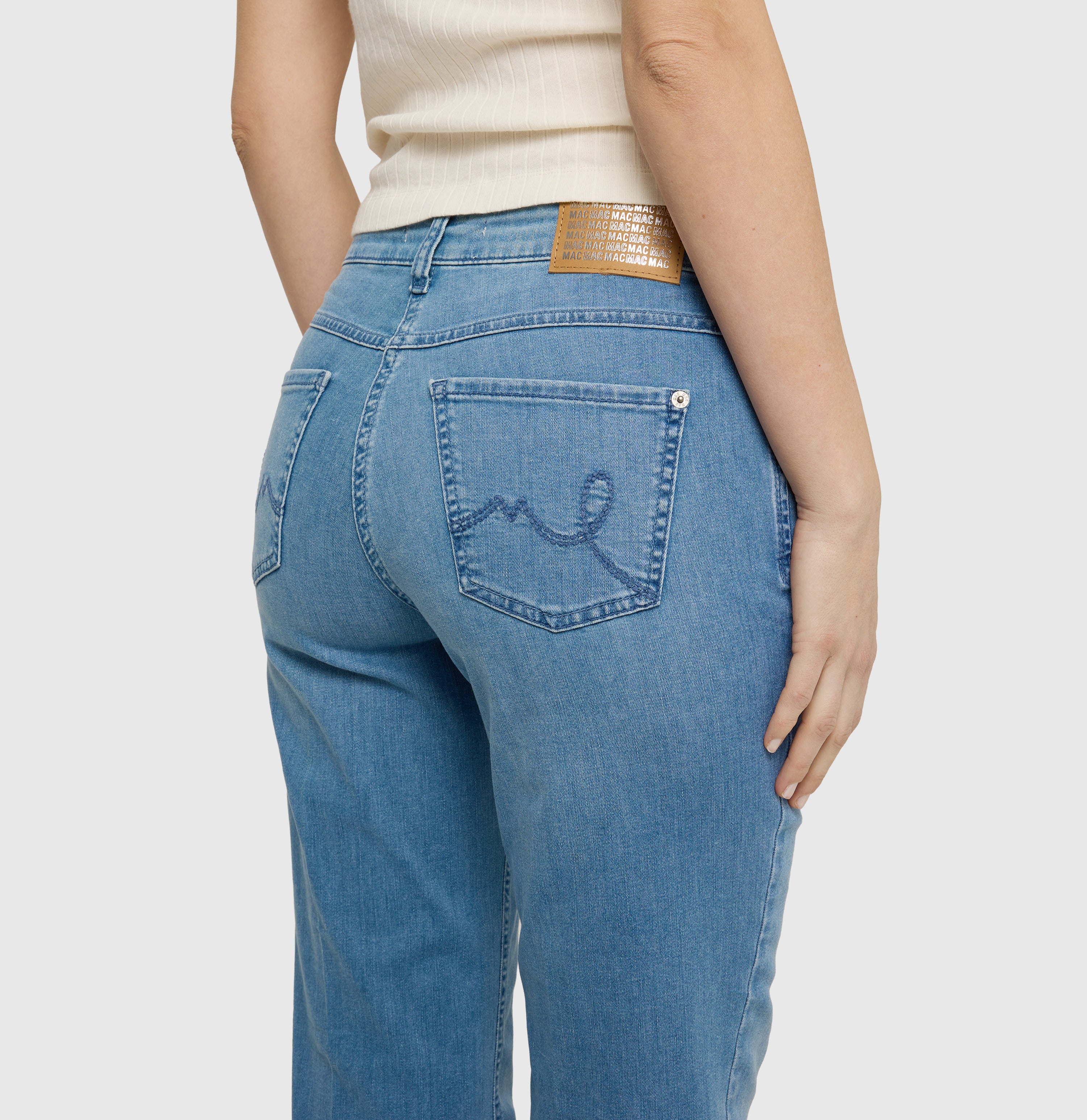 LAURA - Image 4