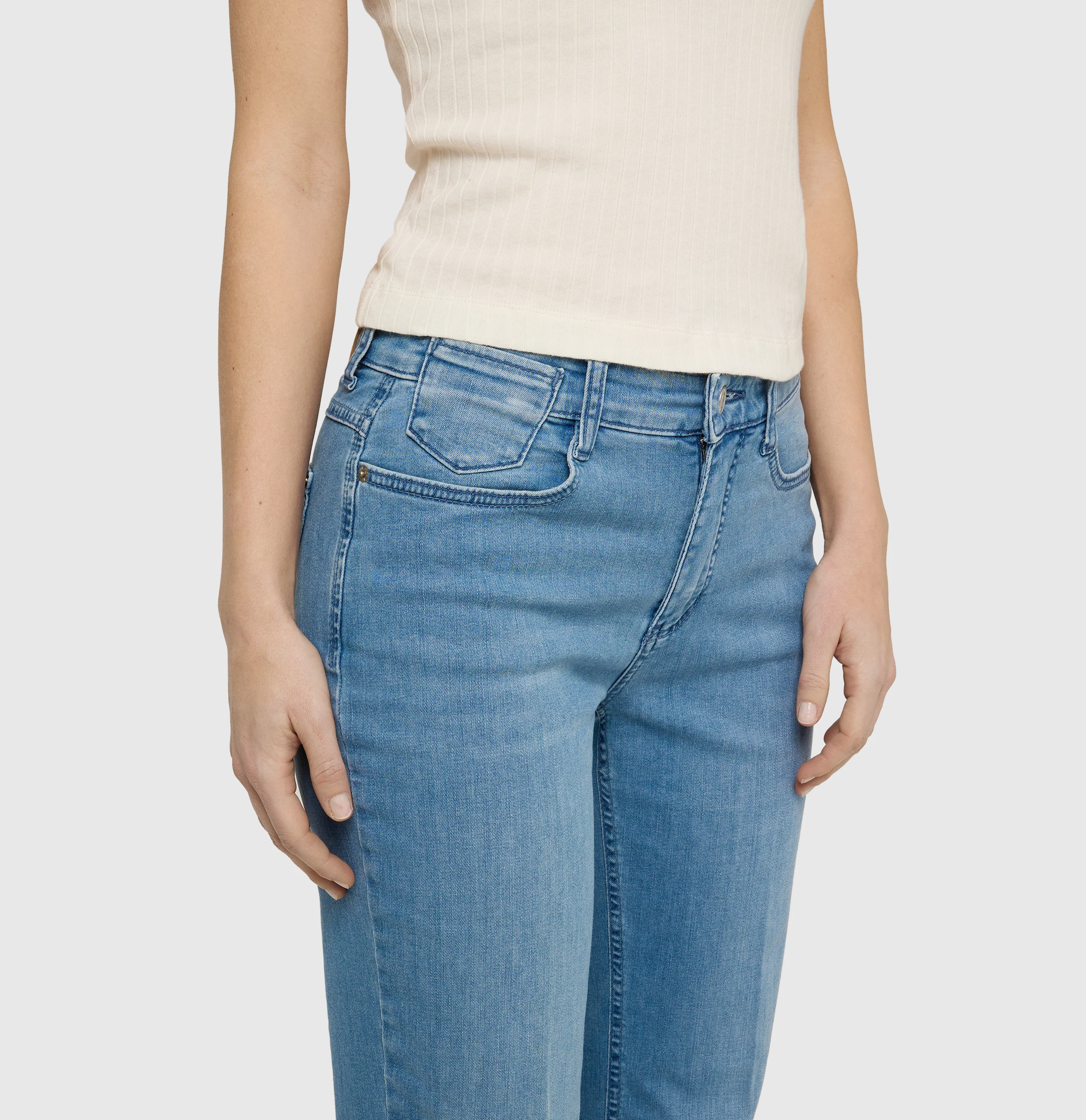 LAURA - Image 5