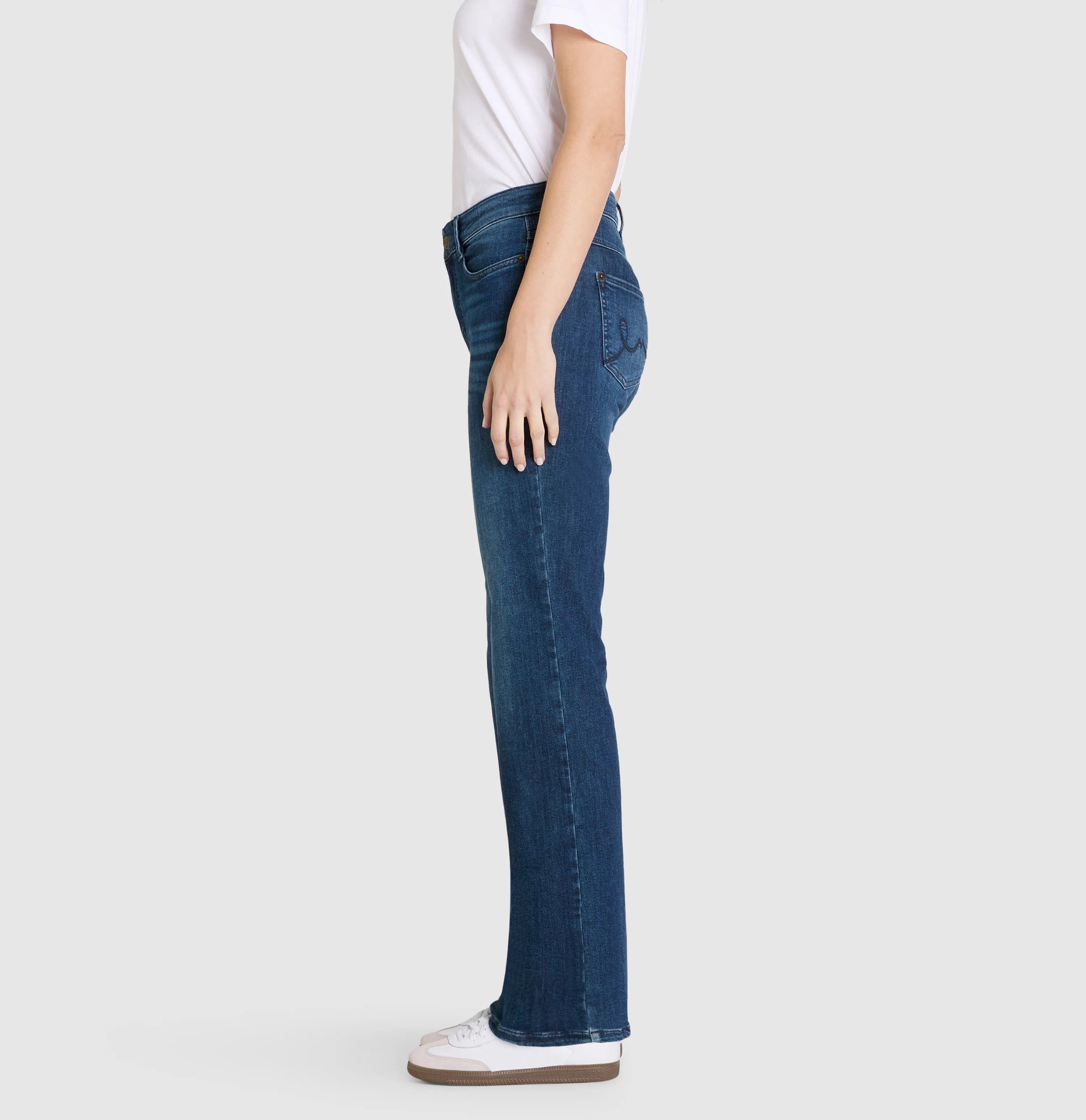 LAURA - Image 3